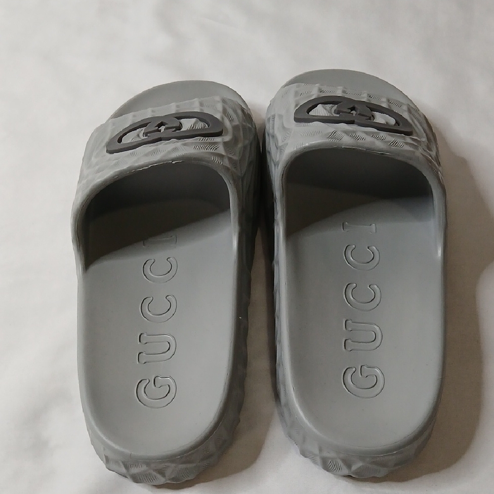 Gucci Textured Gray Slides with Logo - Picture 2 of 3